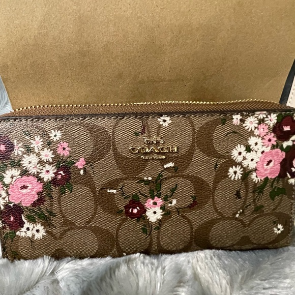 Coach NWOT Coach wallet long zip around floral wristlet - Picture 5 of 12